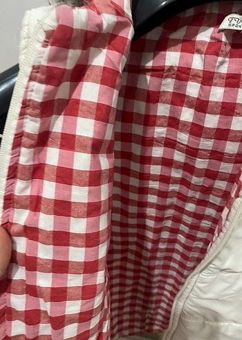 Düğmeli Beyaz Kapüşonlu Kadın Yelek - Görsel 2