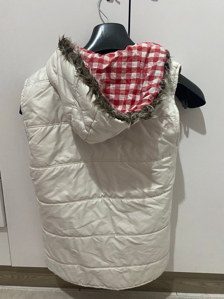 Düğmeli Beyaz Kapüşonlu Kadın Yelek - Görsel 3