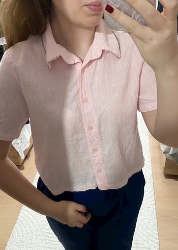 Yakası taş detaylı pembe crop gömlek