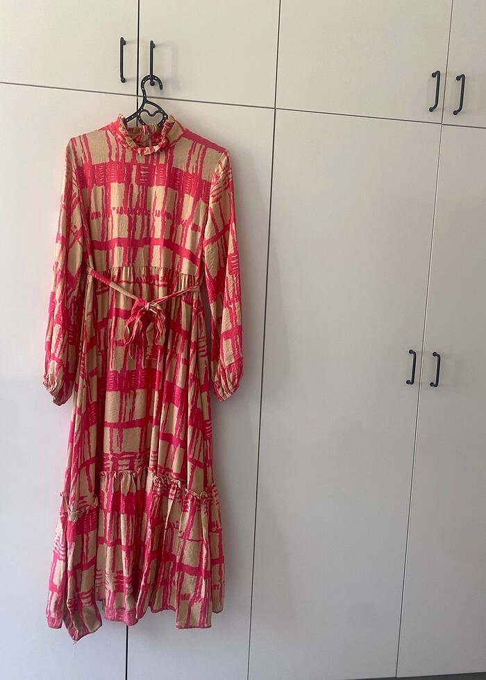 Kuşaklı tesettür elbise - Görsel 4