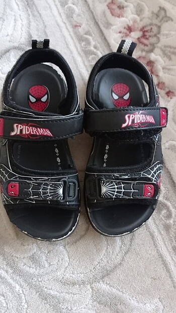 Erkek çocuk Spiderman sandalet sadece kreste giyildi