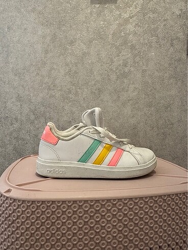 33 Beden Adidas Çocuk Spor Ayakkabı