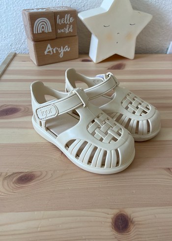 Bebek İgor sandalet solid krem