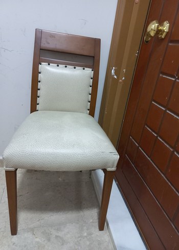 Bej ve gri ahşap yemek masası sandalyesi