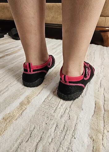 Deniz ayakkabısı two bare feet  - Görsel 4