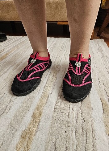 Deniz ayakkabısı two bare feet  - Görsel 5