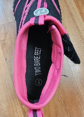 Deniz ayakkabısı two bare feet  - Görsel 6