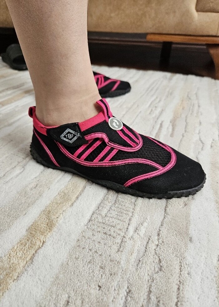 Deniz ayakkabısı two bare feet  - Görsel 2