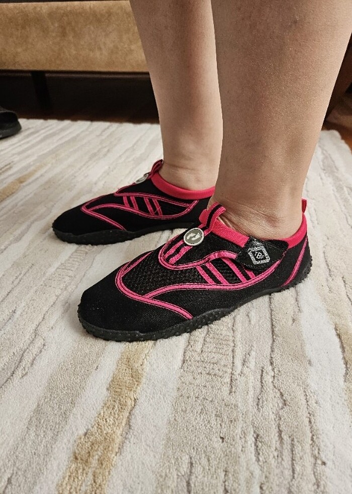 Deniz ayakkabısı two bare feet  - Görsel 3