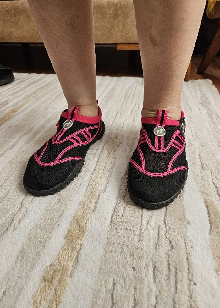 Deniz ayakkabısı two bare feet  - Görsel 5