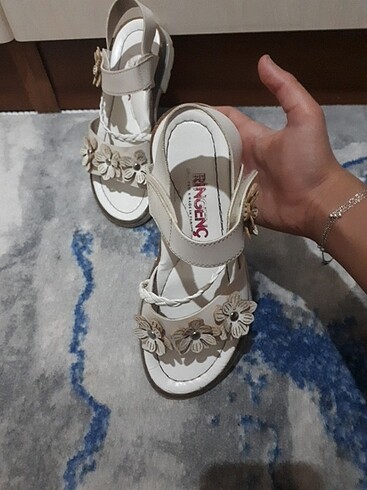 Diğer Papatya desenli beyaz sandalet