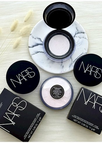 NARS Beyaz Pudra - Hafif Renkte