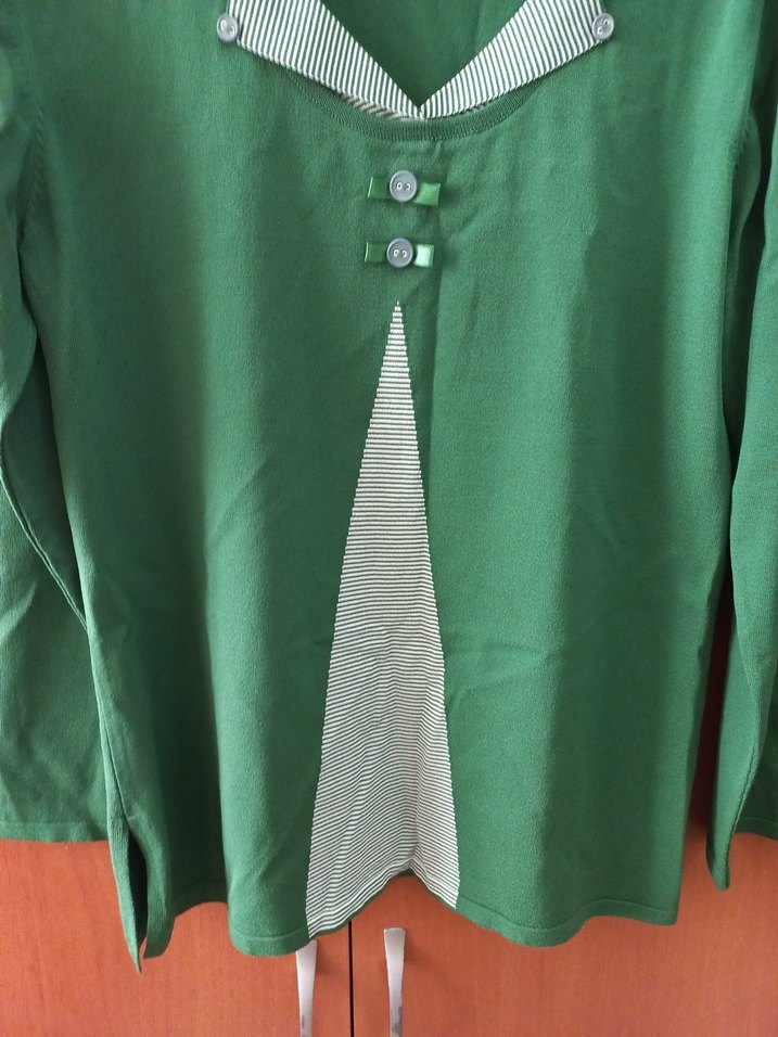 Yeşil V Yakalı Triko - Görsel 2