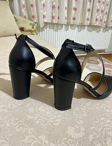 37 Beden Topuklu çapraz bantlı ayakkabı
