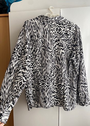 Düğmeli Zebra Desenli Kadın Gömlek - Görsel 4