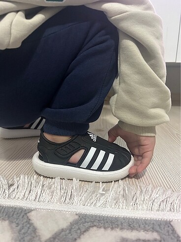 23 Beden siyah Renk Adidas Bebek /Çocuk Unisex sandalet