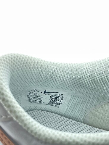 36,5 Beden beyaz Renk Nike Spor Ayakkabı %70 İndirimli.