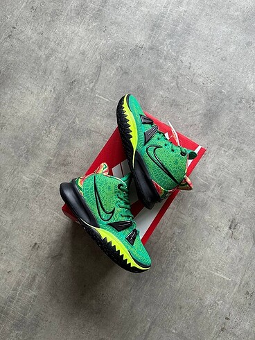 KYRIE 7 