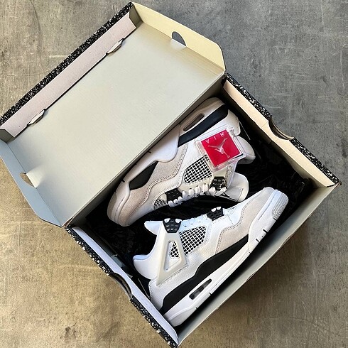 AİR JORDAN 4 RETRO 
