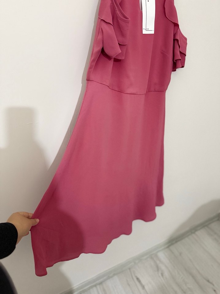 Pembe kolları volanlı midi elbise - Görsel 3