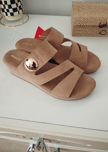 Polaris Bej Süet Tokalı Dolgu Topuklu Kadın Terlik