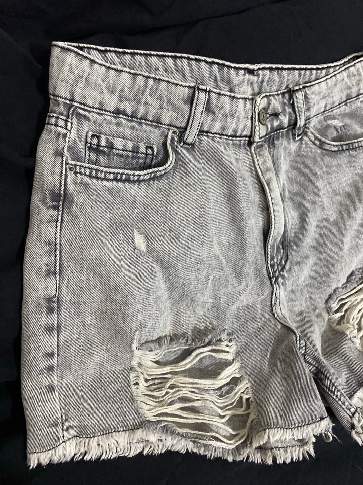 Gri Yırtık Mini Denim Şort - Görsel 2