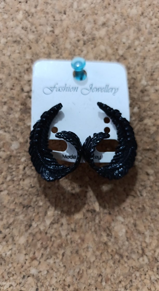 Siyah Yılan Desenli Mini Gotik Küpe - Görsel 2