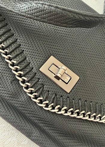 Zincir Detaylı Siyah Yılan Derisi Desenli Deri Çanta - Görsel 2