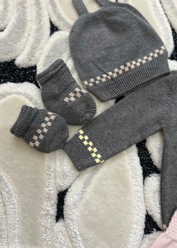 Gri Nakışlı Örgü Bebek Kız Takımı - Görsel 3