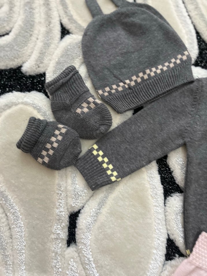 Gri Nakışlı Örgü Bebek Kız Takımı - Görsel 3