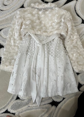 Kız Çocuk Beyaz Kürklü Nakışlı Elbise - Görsel 2