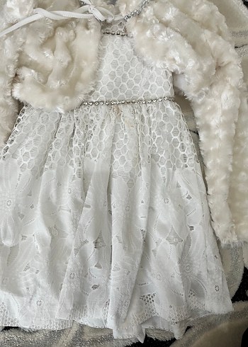 Kız Çocuk Beyaz Kürklü Nakışlı Elbise - Görsel 3