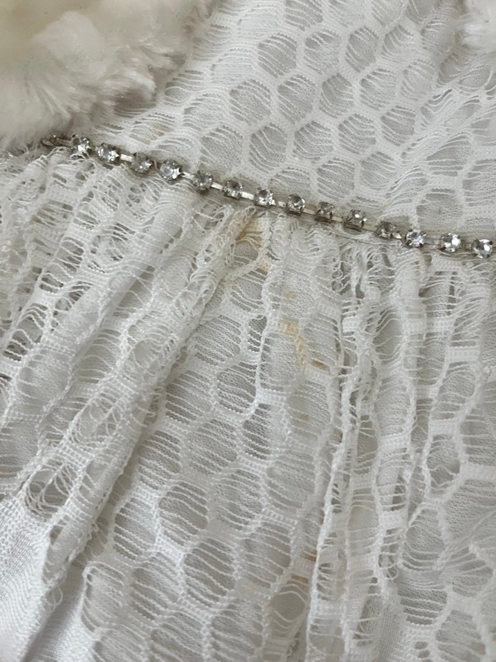 Kız Çocuk Beyaz Kürklü Nakışlı Elbise - Görsel 4