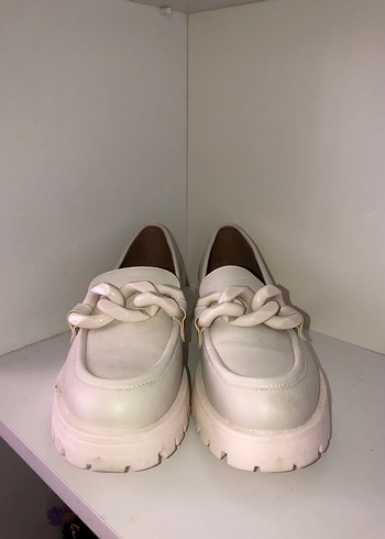 Zincir Detaylı Beyaz Platform Topuklu Kadın Loafer