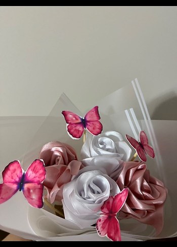 Pembe Kelebekli pudra beyaz çiçek buketi