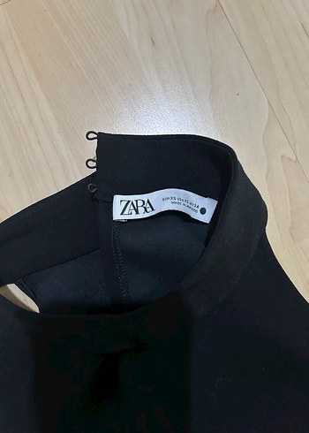Zara Yüksek Yakalı Siyah Crop Top - Görsel 3
