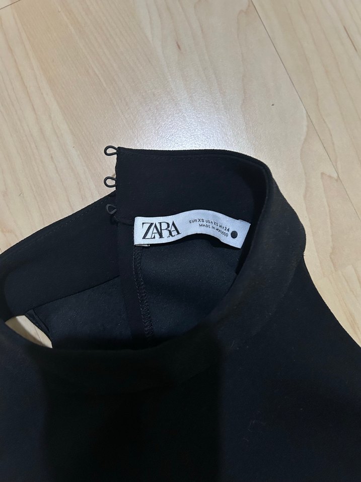 Zara Yüksek Yakalı Siyah Crop Top - Görsel 3