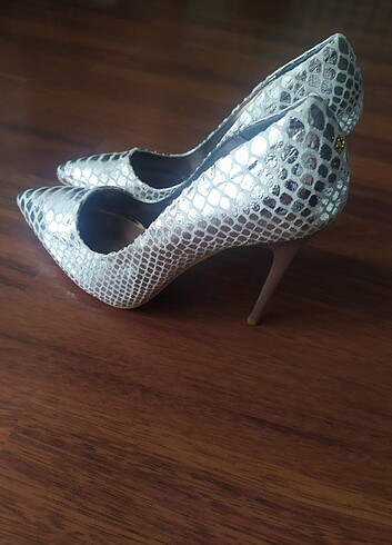 Gümüş rengi topuklu ayakkabı 