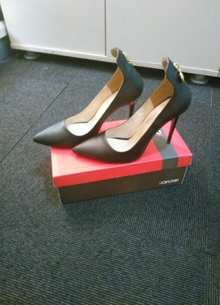 siyah deri stiletto ayakkabı 