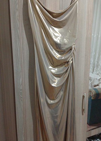 Parlak Altın Renkli Uzun Drapeli Straplez Elbise - Görsel 2