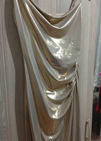 Parlak Altın Renkli Uzun Drapeli Straplez Elbise - Görsel 3