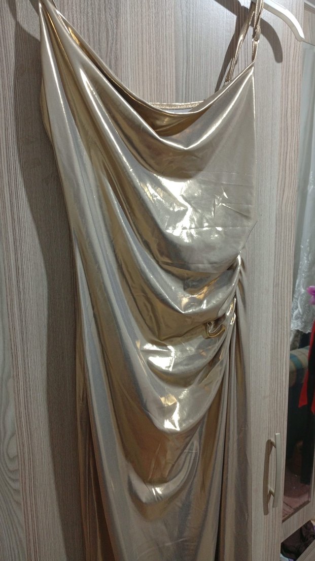 Parlak Altın Renkli Uzun Drapeli Straplez Elbise - Görsel 3