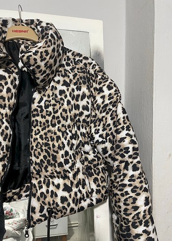 Leopar Desenli Kısa Kadın Mont - Görsel 3