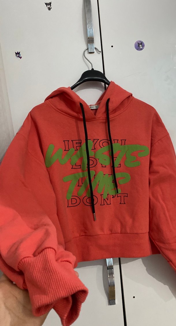 Renkli Baskılı Kapüşonlu Kısa Sweatshirt - Görsel 2