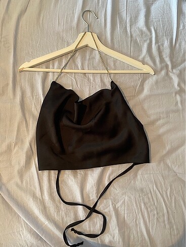 Trendyol & Milla TAŞ ASKILI DEGAJE YAKA SATEN CROP BLUZ