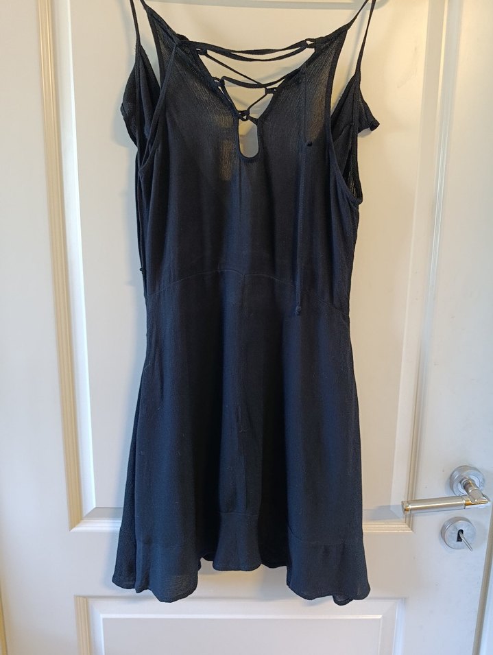 V Yaka Siyah İp Askılı Mini Elbise - Görsel 3