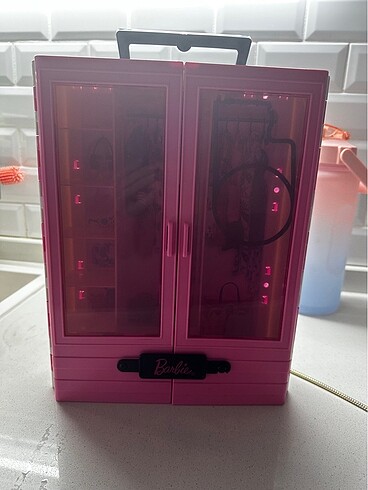 Barbie dolabı