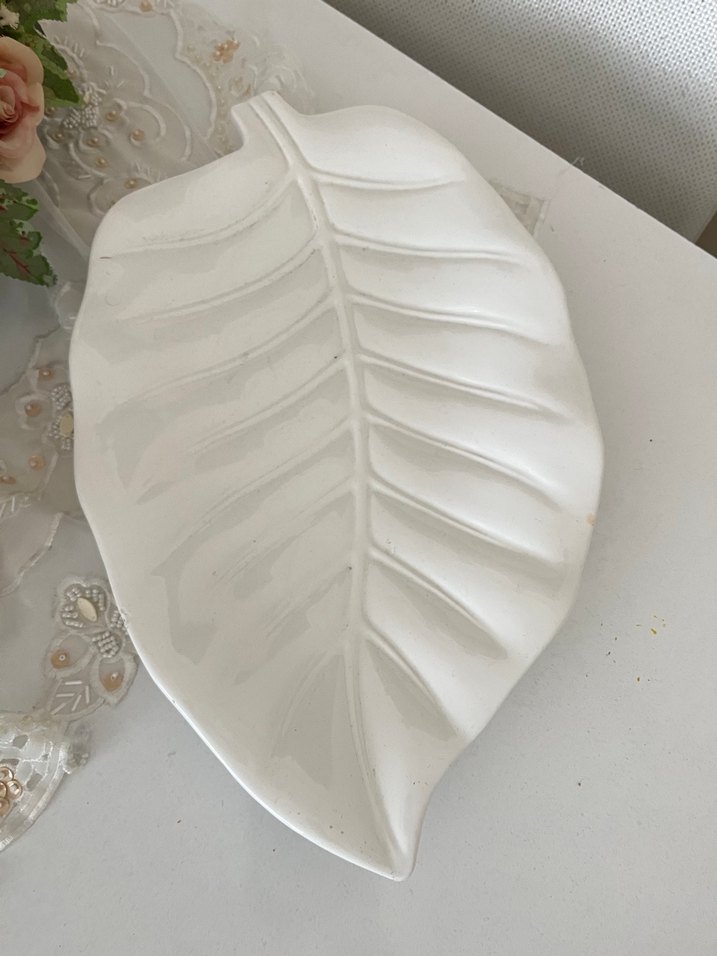 Beyaz Yaprak Şeklinde Seramik Tabak - Görsel 2
