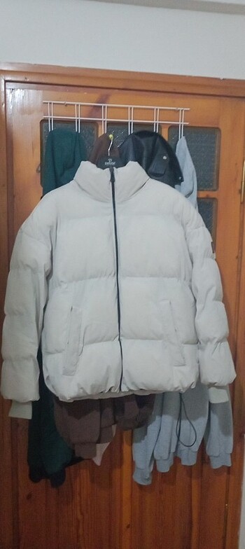Krem şişme mont