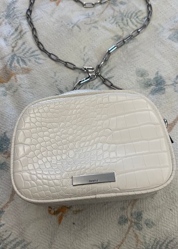 Bershka Beyaz Yılan Derisi Desenli Kadın Çanta